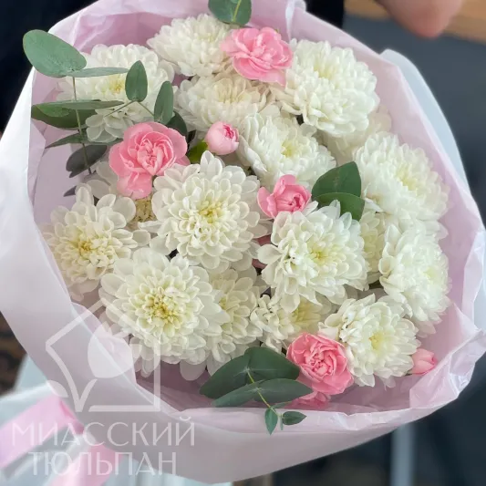 Нежный букет из хризантем и гвоздик