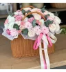 Цветущая композиция в плетеной корзине  2