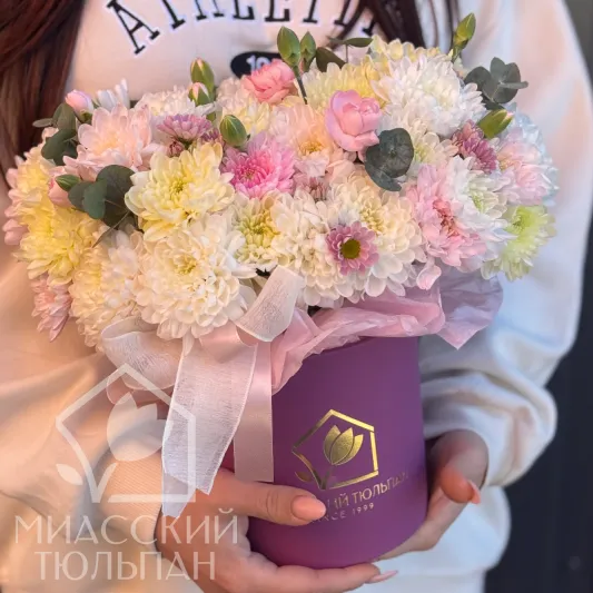 Композиция диантусов, хризантем и эвкалипта
