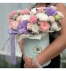 Нежная цветочная композиция в шляпной коробке