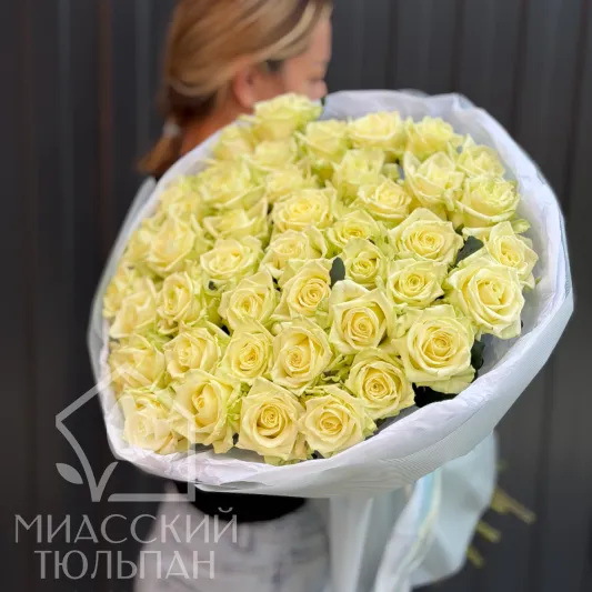 45 кремовых роз