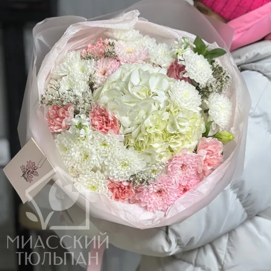 Нежный букет гортензий, диантусов и матиолы