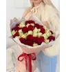 Букет из 51 красных и белых роз кения