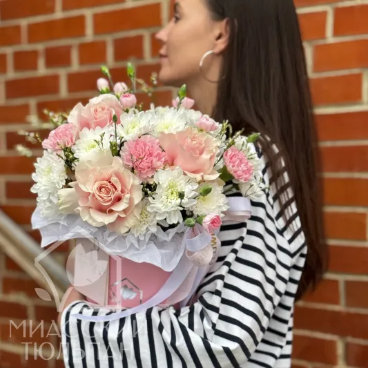 Композиция французских роз, диантусов и хризантемы