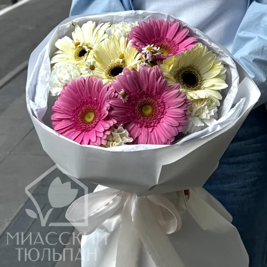 Букет нежных гербер, диантусов и матрикарии