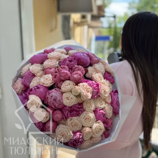 Luxe букет с пионами и пионовидной розой