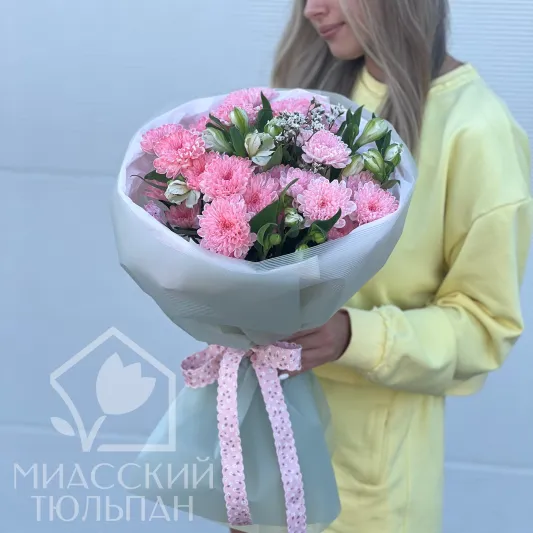 Букет с хризантемой и альстромерией