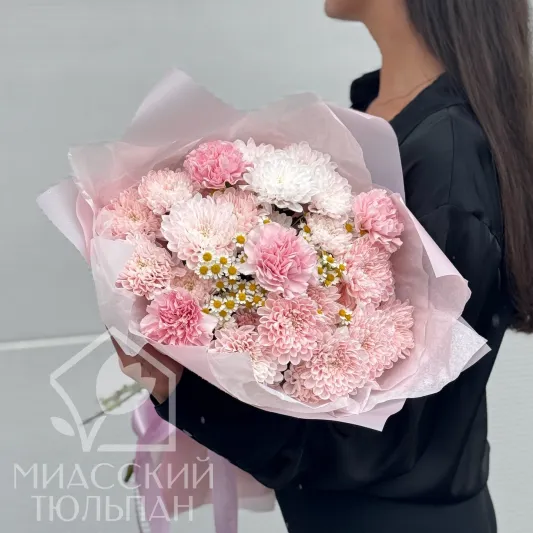 Розовый букет с хризантемой, диантусом и матрикарией