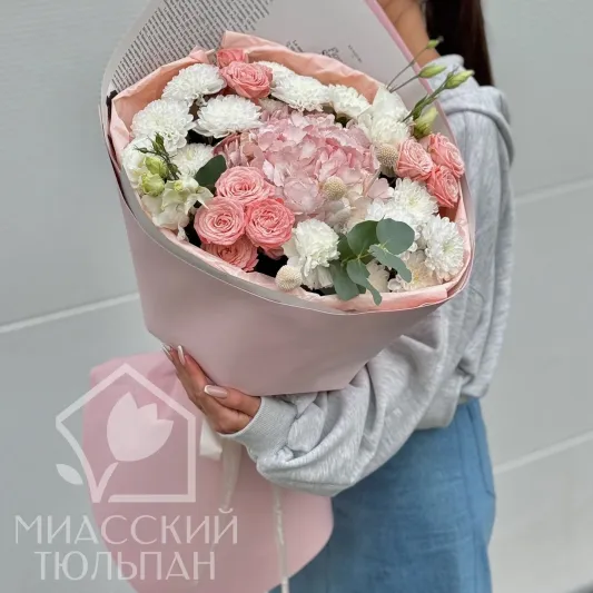 Сборный букет с гортензией, эустомой, розой и хризантемой