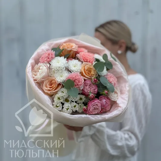 Сборный букет из пионовидной розы, хризантемы, сантини, диантуса и эвкалипта