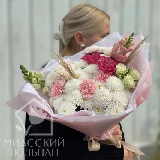 Сборный букет с хризантемой, розой и антириумом