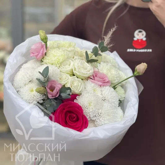 Сборный букет с розой, хризантемой и эустомой