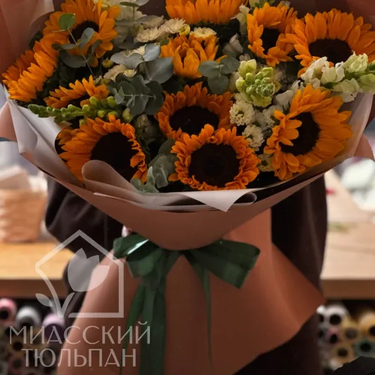 Букет с подсолнухами и антириумом
