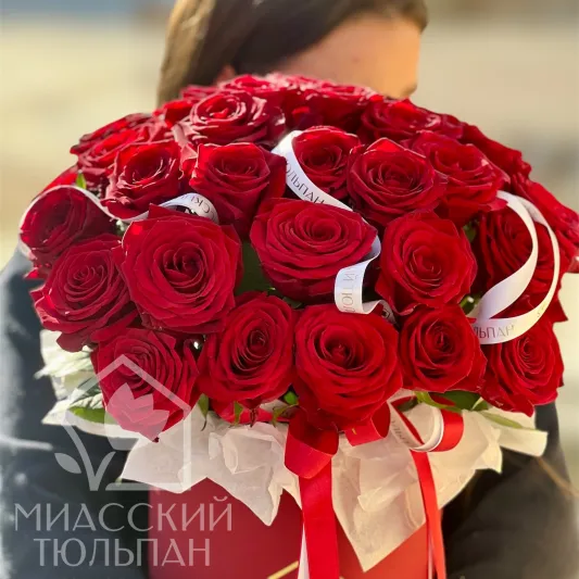 Коробочка алых роз