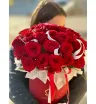 Коробочка алых роз