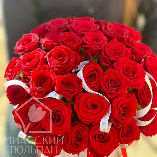 Коробочка алых роз