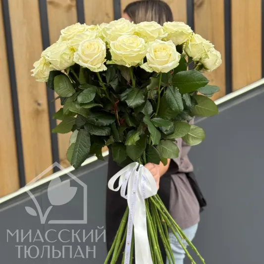 25 белых роз 80 см сорт премиум