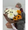 Букет с подсолнухами и хризантемой