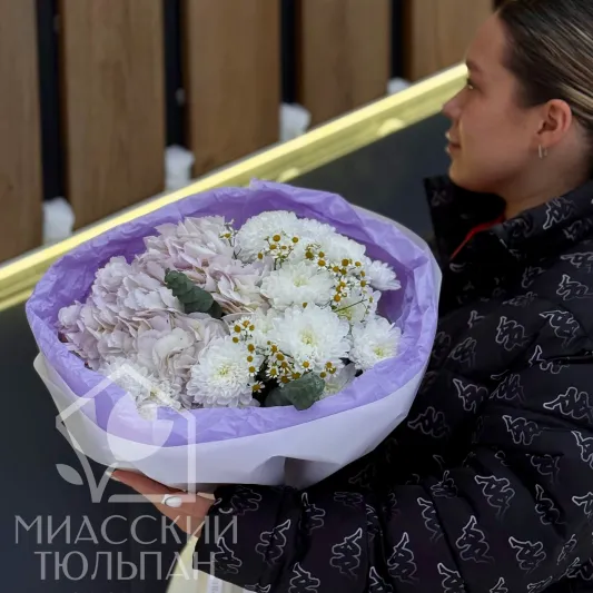 Букет гортензий, ромашек и хризантем