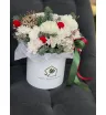Новогодняя композиция из еловых и цветов