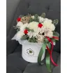 Новогодняя композиция из еловых и цветов