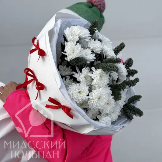 Стойкий букет хризантем и нобилиса