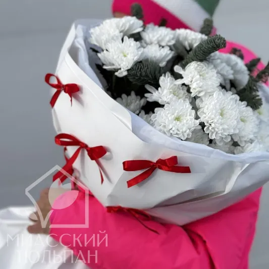 Стойкий букет хризантем и нобилиса