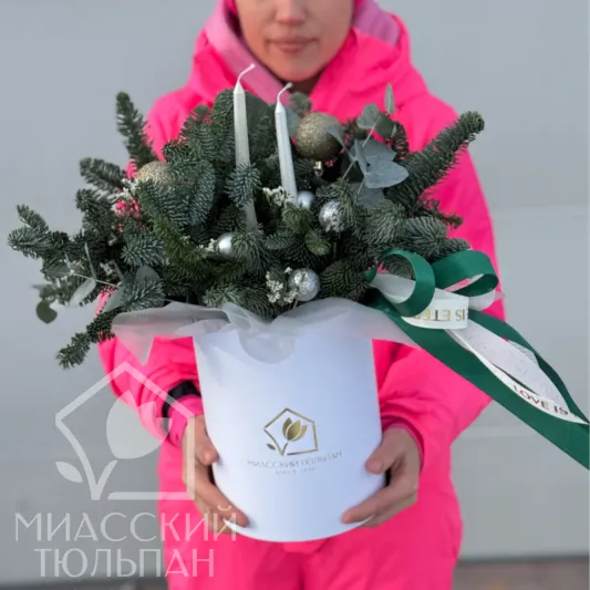 Композиция в шляпной коробке из нобилиса