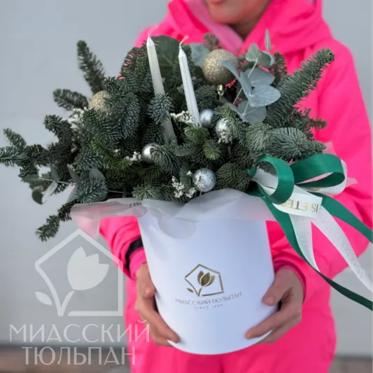 Композиция в шляпной коробке из нобилиса