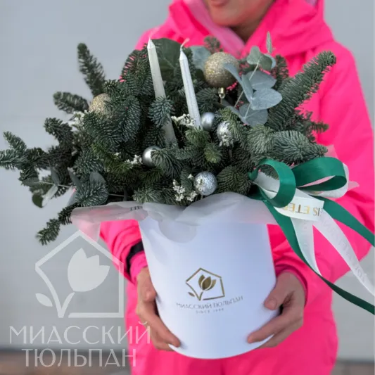 Композиция в шляпной коробке из нобилиса