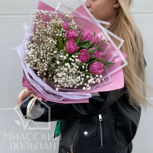 Букет из пионовидных тюльпанов и гипсофилы