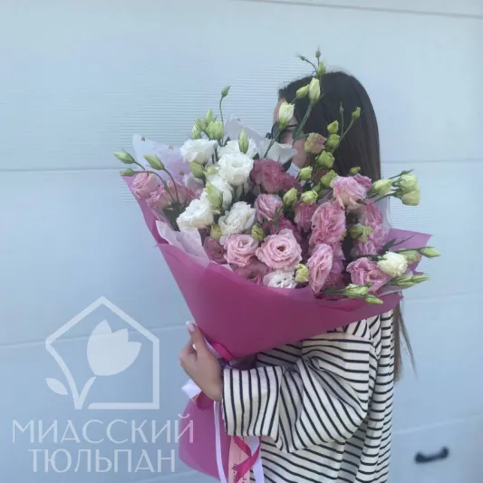 Пышный букет эустомы
