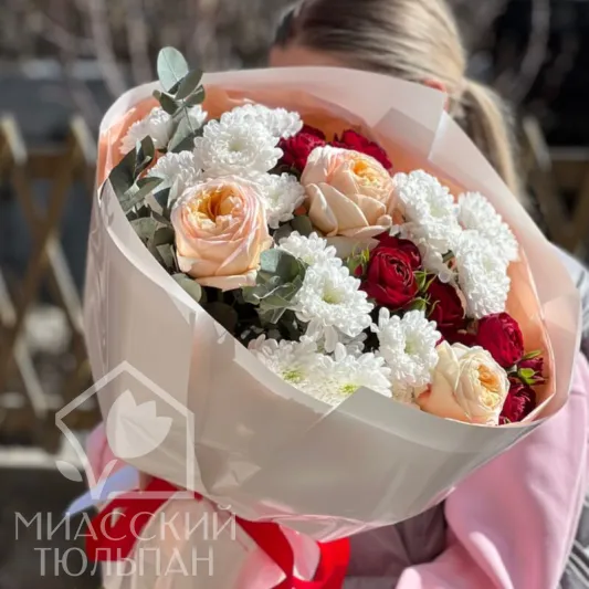 Букет кустовых роз, хризантем , эвкалипта