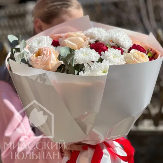 Букет кустовых роз, хризантем , эвкалипта