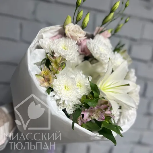 Букет сборный с лилией 