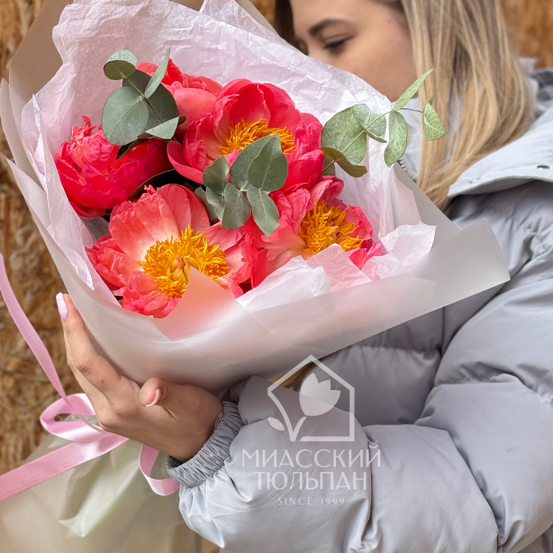 Букет с пионами и эвкалиптом