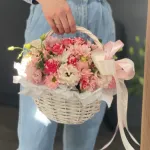 Цветы в корзине