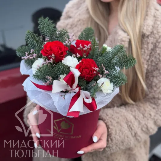 Зимняя композиция из нобилиса и роз