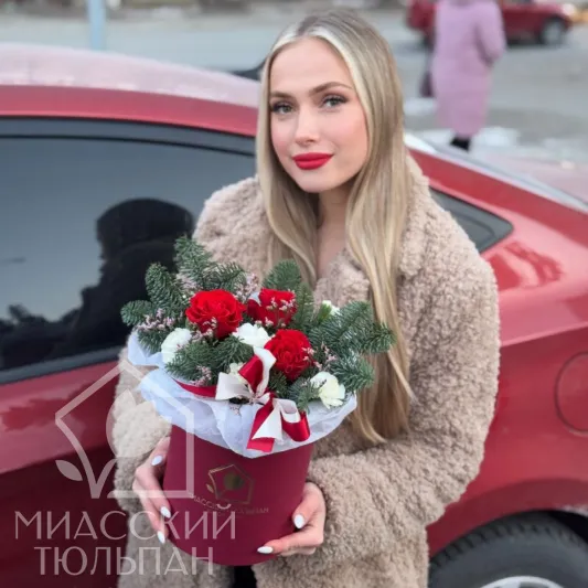 Зимняя композиция из нобилиса и роз