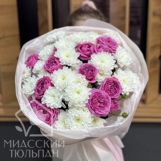 Шикарный букет хризантем и пионовидных роз