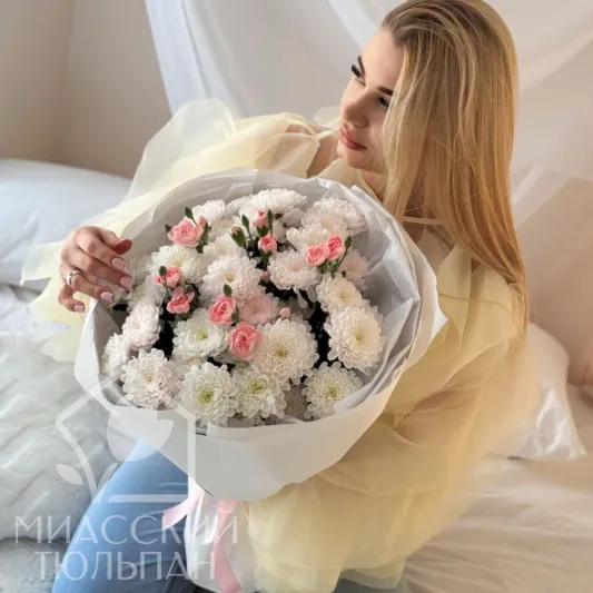 Нежный букет кустовых хризантем и диантусов