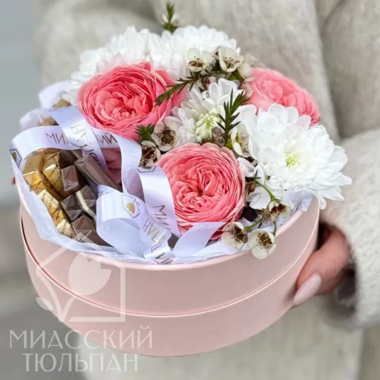 Цветы и шоколад в шляпной коробке