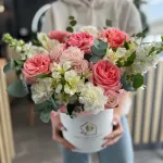 Цветы в шляпной коробке