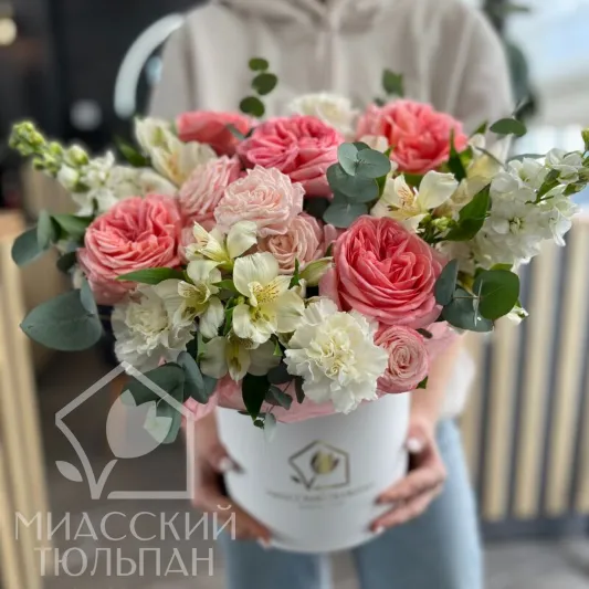 композиция садовых роз, матиолы, альстромерии и пионовидных роз