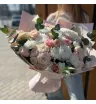 Сборный букет хризантем, диантусов, эвкалипта и роз