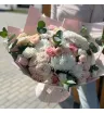 Сборный букет хризантем, диантусов, эвкалипта и роз 1