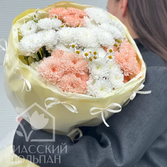 Букет нежных хризантем и матрикарий