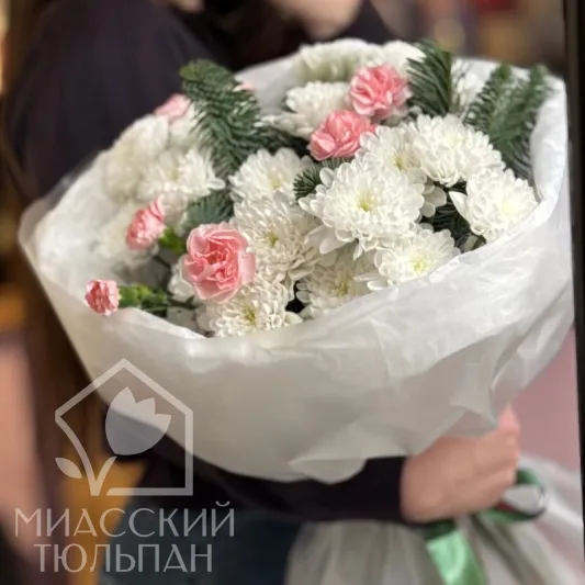 Букет хризантем, диантусов и нобилиса 
